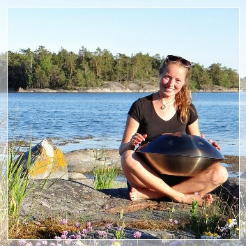 Stefanie playing the Handpan