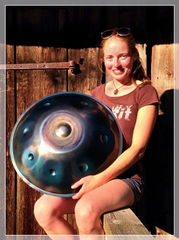 Stefanie playing the Handpan