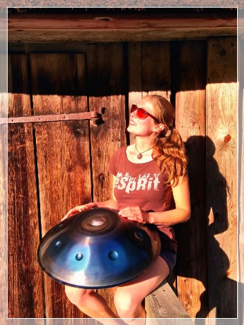 Stefanie playing the Handpan